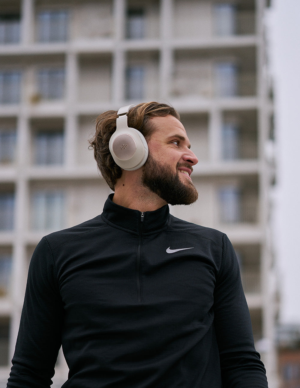 Mandlig model med Soundliving Wave høretelefoner